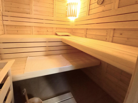 wohltuende Hitze in der Sauna (für 4 Personen)
