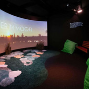 Moorerlebniswelt-Bad-Driburg-Kabinette_82.jpg Kinoraum in der Moorerlebniswelt mit Leinwand und Sitzecke.