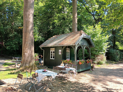 Schutzhütte im Schloßpark Jößnitz