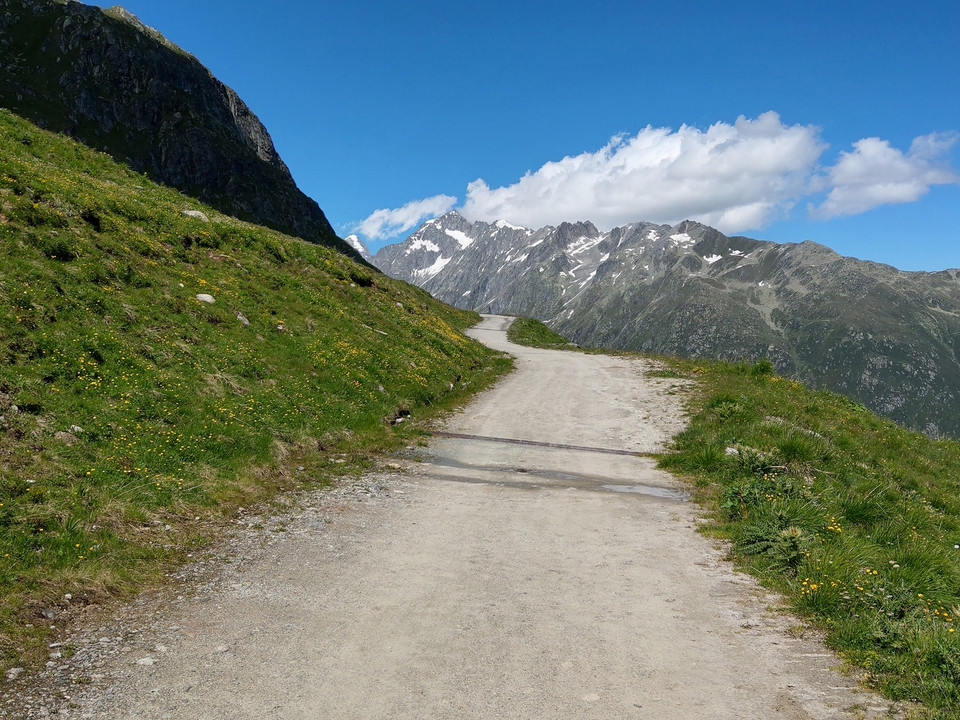Rundwanderung von der Fiescheralp durch den Tälligrattunel zur Märjela und zum Gletscherrand