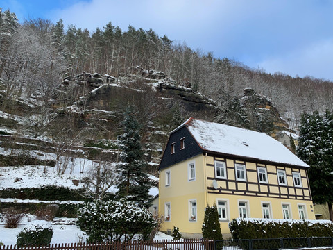 Hausansicht im Winter