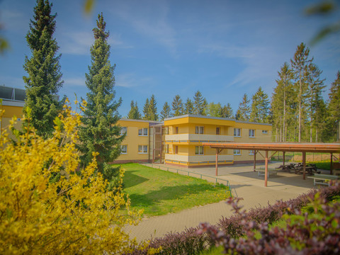 Blick zum Haus 1 mit Grillplatz