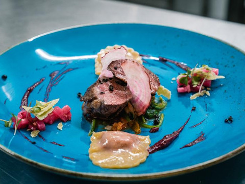 probieren Sie die Gerichte im Restaurant