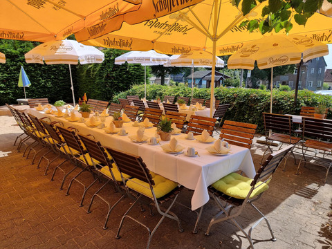 Terrasse mit Sonnenschirmen