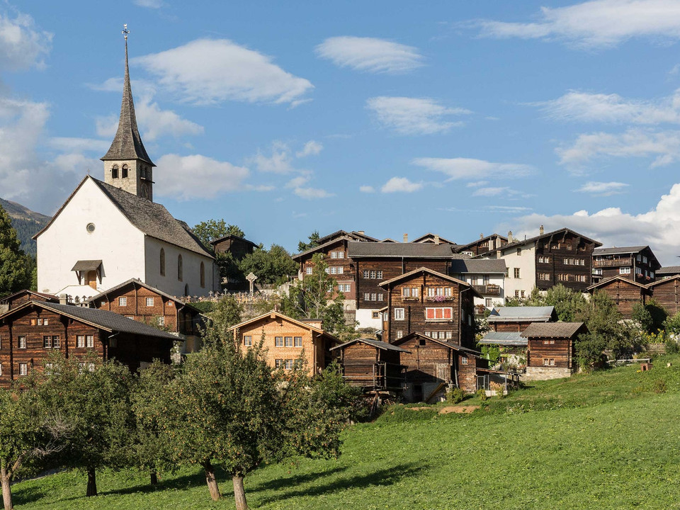 Rundwanderung von Fiesch über Bellwald, Niederwald und Ernen nach Fiesch