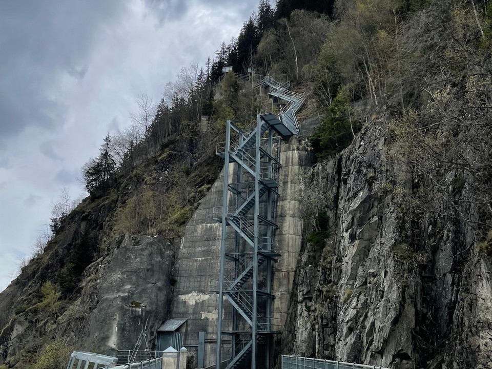 Treppenauf-/abstieg Staumauer Gibidum