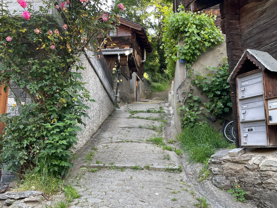 Start / ende Stahlgasse im alten Dorf Naters