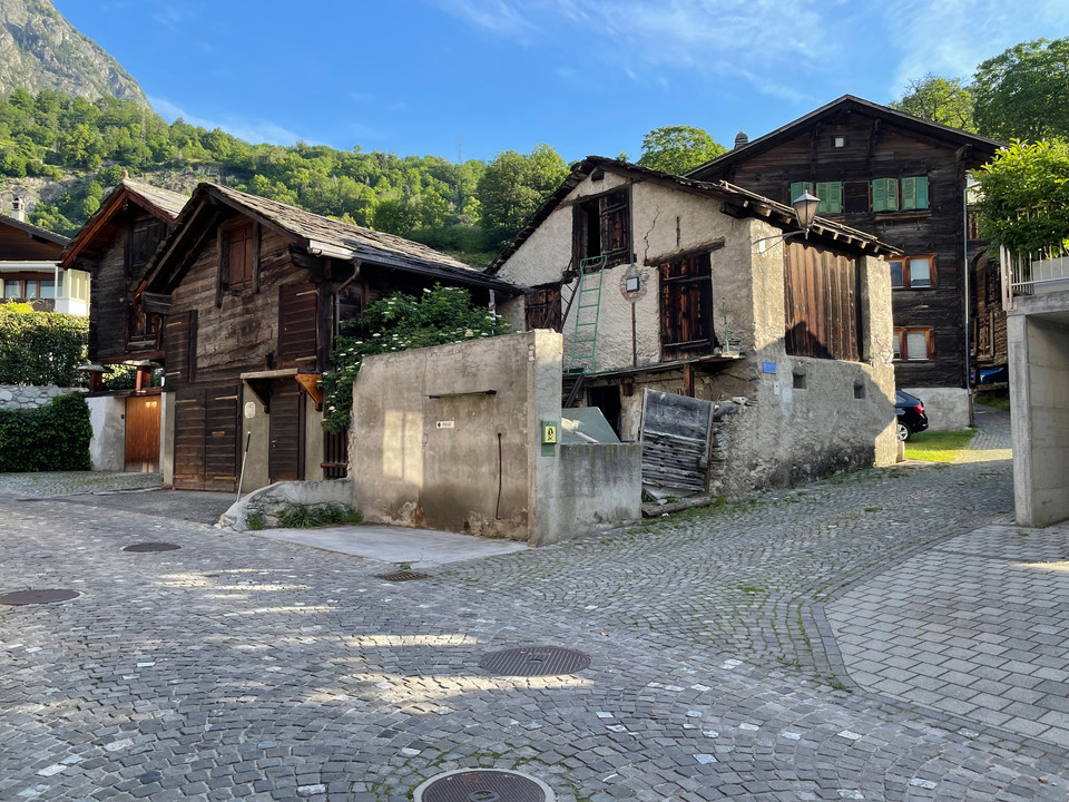 Stahlgasse Abzweigung im alten Dorf Naters