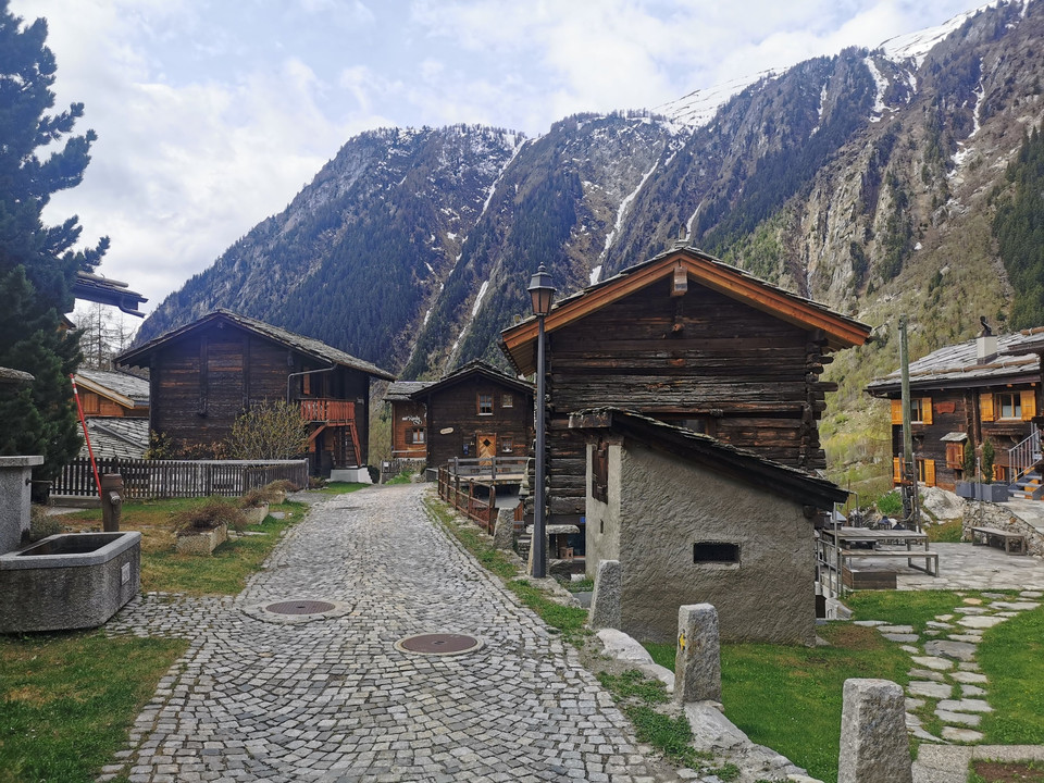 Alte Wohnhäuser und Stadel in Blatten bei Naters