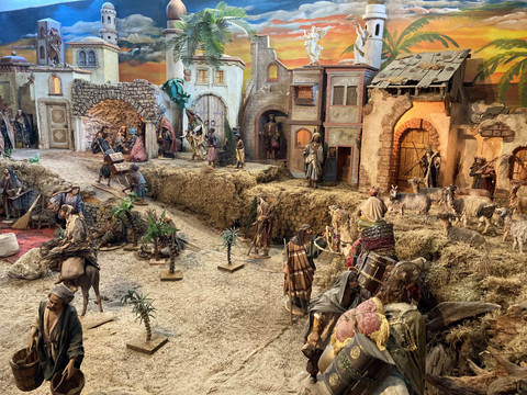 Orientalische Krippe Detail Krippenlandschaft mit detailreichen Figuren in einem orientalischen Setting; Himmel gemalt im Hintergrund.