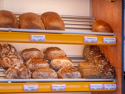 Mein Bäcker Rühmann: Brotauswahl Auslage mit verschiedenen Brot im Verkauf