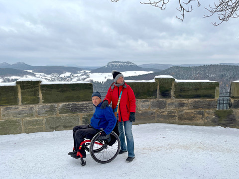Mit dem Rollstuhl auf dem Postenweg entlang der Mauerkrone der Festung Königstein