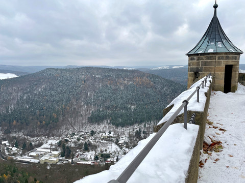 Wachturm nahe der Südostecke der Festungsmauer auf dem Königstein mit Blick nach Hütten, einem Ortsteil der Stadt Königstein