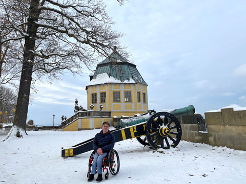 Mit dem Rollstuhl vor der Friedrichsburg auf der Festung Königstein
