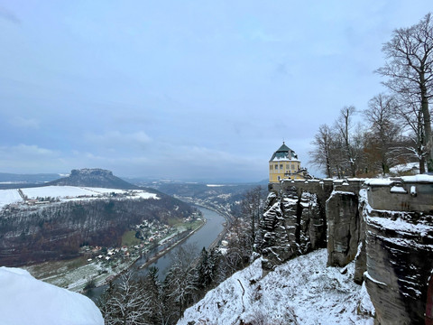 Blick von der Festung Königstein über das Elbtal mit Lilienstein, rechts im Bild die Friedrichsburg