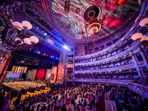 Der SemperOpernball in Dresden.jpg Prächtige Szenerie eines glanzvollen Balls in der Dresdner Semperoper.Magnificent scenery of a glamorous ball in the Dresden Semperoper.Nádherná scenérie okouzlujícího plesu v drážďanské Semperově opeře.Wspaniała sceneria efektownego balu w drezdeńskiej Semperoper.Schitterend decor van een glamoureus bal in de Dresdense Semperoper.Magnifica scenografia di un ballo glamour alla Semperoper di Dresda.