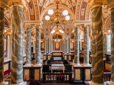 Semperoper Dresden – Prunkvolle Bühne der Weltklasse_CC-BY.jpg Prächtiger Innenraum der Semperoper mit kunstvollen Verzierungen und majestätischen Säulen.Magnificent interior of the Semperoper with ornate decorations and majestic columns.Velkolepý interiér Semperovy opery s bohatou výzdobou a majestátními sloupy.Wspaniałe wnętrze Semperoper z ozdobnymi dekoracjami i majestatycznymi kolumnami.Prachtig interieur van de Semperoper met sierlijke decoraties en majestueuze zuilen.Magnifico interno della Semperoper con decorazioni ornamentali e maestose colonne.