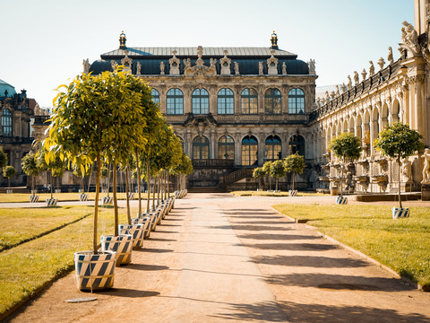 Porzellanpavillon des Dresdner Zwingers.jpg Porzellanpavillon im Dresdner Zwinger, Barockarchitektur, umgeben von gepflegtem Garten.Porcelain pavilion in the Dresden Zwinger, baroque architecture, surrounded by a well-tended garden.Porcelánový pavilon v drážďanském Zwingeru, barokní architektura, obklopený udržovanou zahradou.Pawilon porcelany w drezdeńskim Zwingerze, barokowa architektura, otoczony zadbanym ogrodem.Porseleinpaviljoen in de Dresdener Zwinger, barokke architectuur, omgeven door een goed onderhouden tuin.Padiglione di porcellana nello Zwinger di Dresda, architettura barocca, circondato da un giardino ben curato.