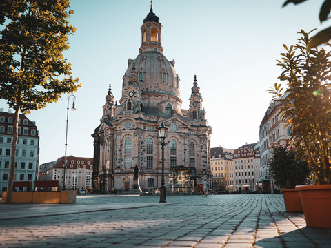 Neumarkt mit Frauenkirche.jpg Frauenkirche am Neumarkt in Dresden bei Tageslicht, umgeben von historischen Gebäuden.Frauenkirche on Neumarkt in Dresden in daylight, surrounded by historic buildings.Frauenkirche na Neumarkt v Drážďanech za denního světla, obklopený historickými budovami.Kościół Frauenkirche na Neumarkt w Dreźnie w świetle dziennym, otoczony zabytkowymi budynkami.Frauenkirche op de Neumarkt in Dresden bij daglicht, omringd door historische gebouwen.Frauenkirche sulla Neumarkt di Dresda alla luce del giorno, circondata da edifici storici.