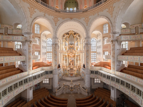 Innenraum der Frauenkirche Dresden.jpg Frauenkirche Dresden: prächtige Innenansicht mit goldenen Verzierungen und gewölbten Emporen.Frauenkirche Dresden: magnificent interior with golden decorations and vaulted galleries.Frauenkirche Dresden: nádherný interiér se zlatou výzdobou a klenutými galeriemi.Frauenkirche Dresden: wspaniałe wnętrze ze złotymi dekoracjami i sklepionymi galeriami.Frauenkirche Dresden: prachtig interieur met gouden versieringen en gewelfde galerijen.Frauenkirche di Dresda: magnifico interno con decorazioni dorate e gallerie a volta.