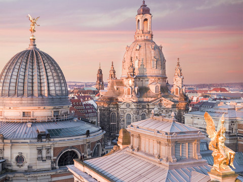 Frauenkirche Dresden.jpg Blick auf die Frauenkirche Dresden mit Sonnenuntergang im Hintergrund.View of the Frauenkirche Dresden with sunset in the background.Pohled na drážďanský kostel Frauenkirche se západem slunce v pozadí.Widok na kościół Frauenkirche w Dreźnie z zachodem słońca w tle.Zicht op de Frauenkirche Dresden met zonsondergang op de achtergrond.Vista della Frauenkirche di Dresda con il tramonto sullo sfondo.