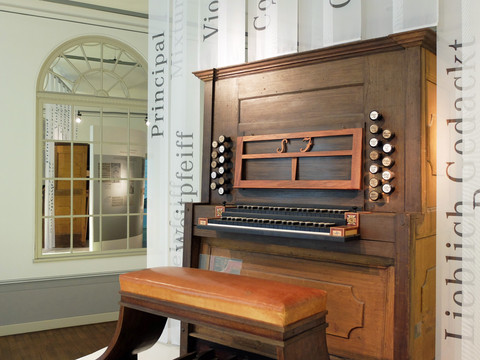 BachMuseum Leipzig.jpg Historisches Tasteninstrument und Schauwand im Bach-Museum Leipzig.Historical keyboard instrument and display wall in the Bach Museum Leipzig.Historický klávesový nástroj a výstavní stěna v Bachově muzeu v Lipsku.Historyczny instrument klawiszowy i ściana wystawowa w Muzeum Bacha w Lipsku.Historisch klavierinstrument en tentoonstellingswand in het Bach Museum Leipzig.Strumento storico a tastiera e parete espositiva del Museo Bach di Lipsia.