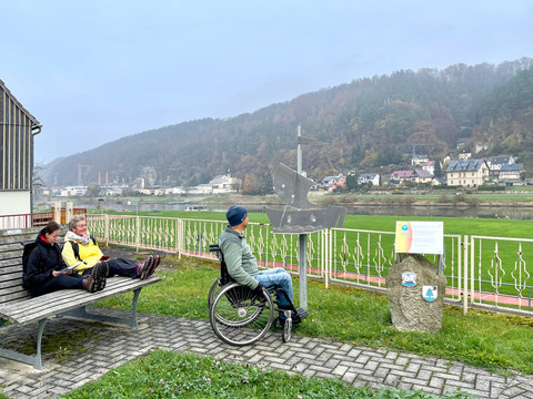 An der Sonnenuhr am Vereinshaus Krippen mit Blick über die Elbe