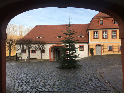 Blick in den Innenhof des Schlosses Weesenstein