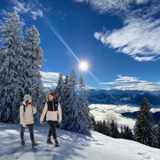 Zwei Freundinnen auf dem Rigi Panoramaweg