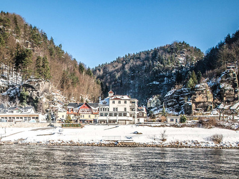 Blick auf Schmilka vom linkselbischen Elbufer aus