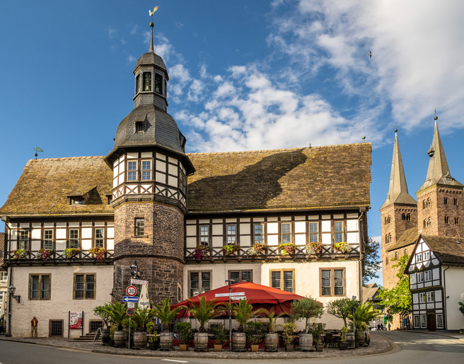 Höxter-Altes Rathaus-Teutoburger-Wald-Stadt Höxter-D-Ketz-142.jpg Ansicht des Historischen Rathauses mit Türmen der Kilianikirche im HintergrundView of the historic town hall with the towers of the Kiliani church in the background