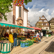Höxter-Marktstraße-Teutoburger-Wald-Stadt Höxter-D-Ketz-005.jpg Wochenmarkt mit Gemüseständen in der Fußgängerzone mit Einkaufenden und reich verziertem Fachwerkgebäude im Hintergrund Weekly market with vegetable stalls in the pedestrian zone with shoppers and richly decorated half-timbered building in the background