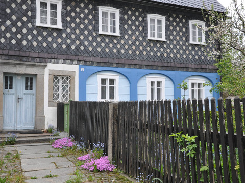 Oberlausitzer Umgebindehaus am Erlenweg, unweit Kirche und Häuselpark Cunewalde