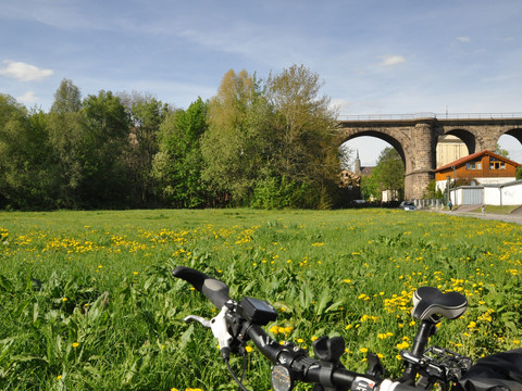 am Spreeradweg in Bautzen, Eisenbahn-Viadukt, Weg nach Grubschütz, Obergurig und Großpostwitz