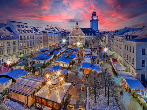Kopie von AWE_38382_Weihnachten Plauen_Archiv TI Plauen.jpg Weihnachtsmarkt in Plauen mit festlich beleuchteten Ständen und winterlicher Atmosphäre in der Dämmerung.