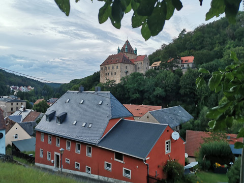Liebstadt mit Schloss Kuckuckstein im Hintergrund