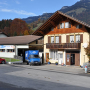 Rüfenacht Getränke mit Abholmarkt an der Bahnhofstrasse in Oey Gebäude von Rüfenacht Getränke von AussenRüfenacht Beverages building from the outsideBâtiment de Rüfenacht Boissons de l'extérieur