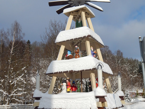 Pyramide Wenzelplatz im Winter