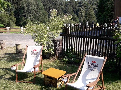 Liegestühle im Garten