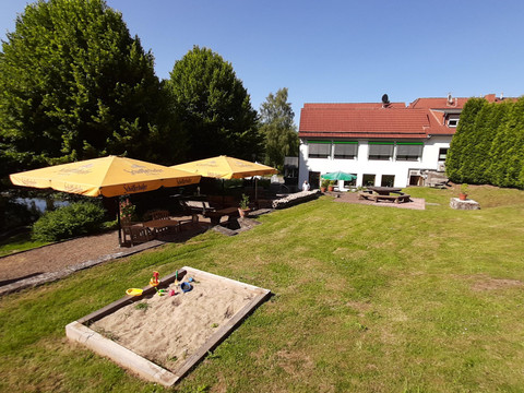 Blick über den Biergarten zum Hotel