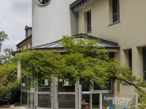 Jugendherberge Wiehl Die Jugendherberge Wiehl mit modernem Rundturm, umgeben von gepflegtem Grün, bietet Gastfreundlichkeit.