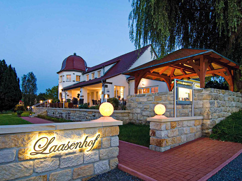 Der Laasenhof bei Dämmerung