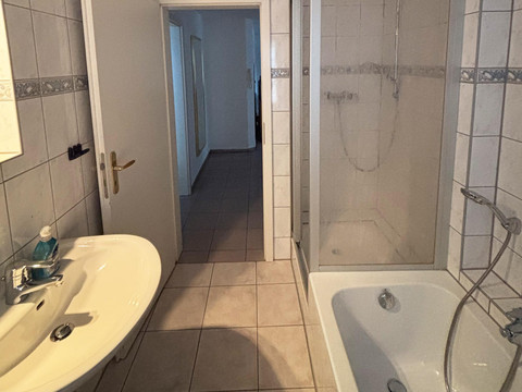 Bad mit Dusche und Badewanne