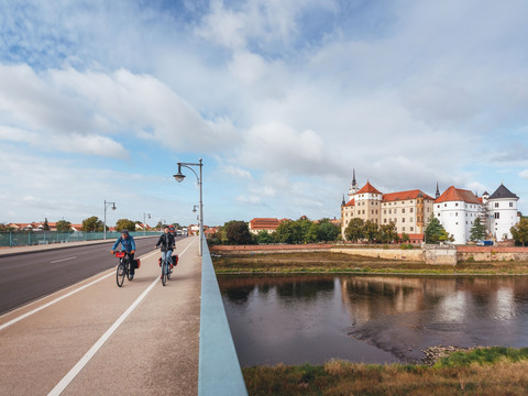 Elberadweg in Torgau mit Schloss Hartenfels