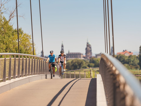 Radfahrende an der Molebrücke in Dresden