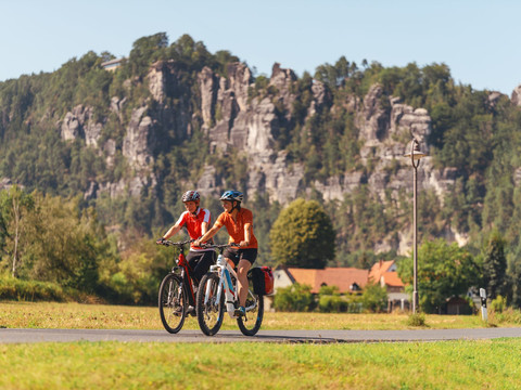 Blick auf die Bastei am Elberadweg in Kurort Rathen