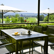 Kiekenstein-2024-219_Restaurant.jpg Gastronomie Außenterrasse mit Tischen, Stühlen und Sonnenschirmen, mit Blick über die Weser