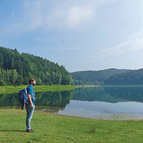 Wanderer an der Wahnbachtalsperre