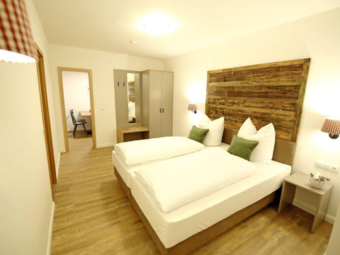 Schlafbereicht mit Blick in die Küche