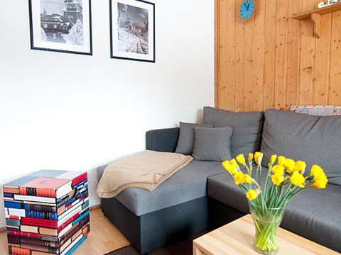 Wohnraum mit Ecksofa zum Ausziehen